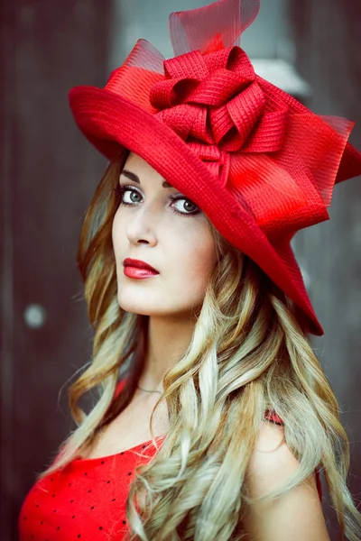 Ragazza in un cappello rosso retrò — Foto Stock