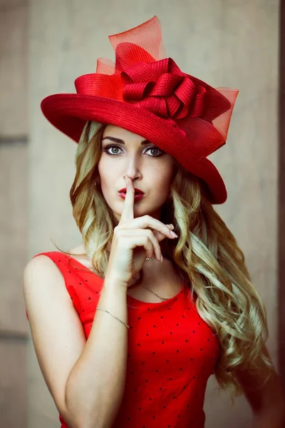 Menina em um chapéu retro vermelho — Fotografia de Stock