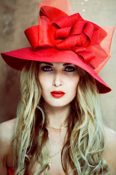 Menina em um chapéu retro vermelho — Fotografia de Stock