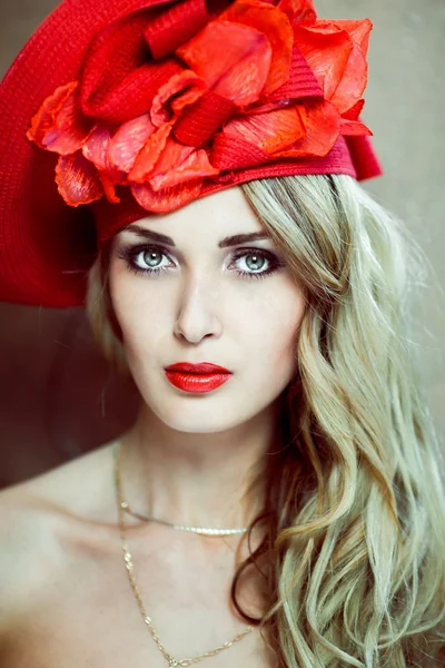 Meisje in een rode hoed retro — Stockfoto
