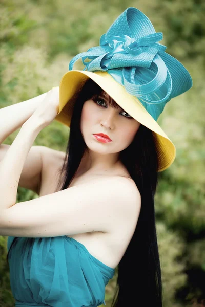 Hermosa chica en un sombrero —  Fotos de Stock