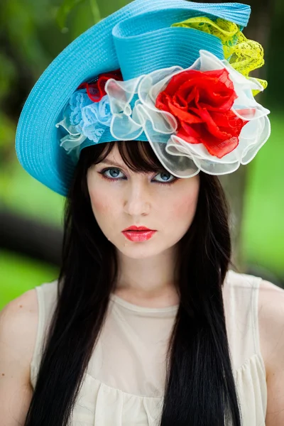 Bella ragazza in un cappello — Foto Stock