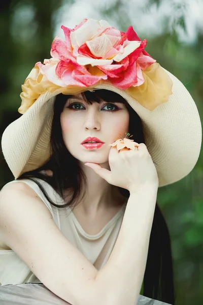 Hermosa chica en un sombrero — Foto de Stock