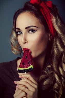 bir lolipop PIN yalama kız