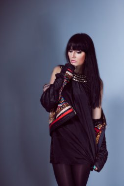 Güzel bir esmer kızın portresi.