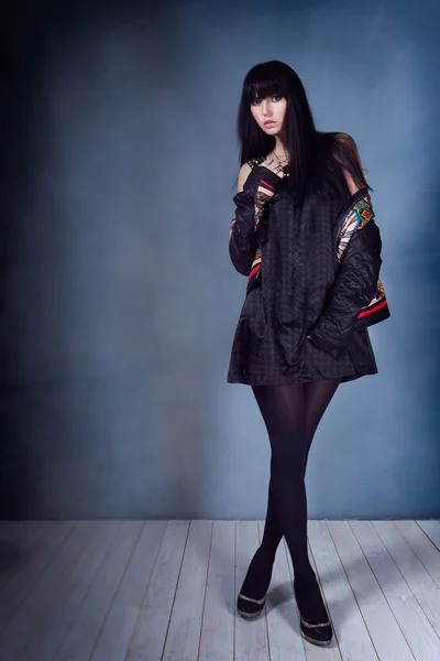 Portrét krásné bruneta dívka v černých šatech — Stock fotografie