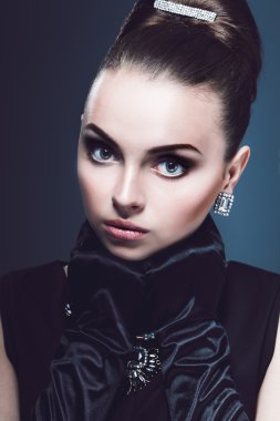 retro güzel genç kız portresi. sürpriz lüks Bayan. Vintage tarzı. moda photo.lovely kadın retro portrait.studio retro tarzı genç bir kadın fotoğrafı.