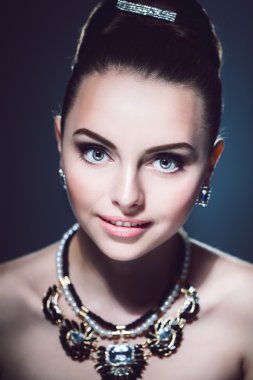 jewels.surprised lüks lady.image retro.vintage tarzda bir kız ile gülümseyen kız portresi. moda photo.lovely kadın retro portrait.studio retro tarzı genç bir kadın fotoğrafı.