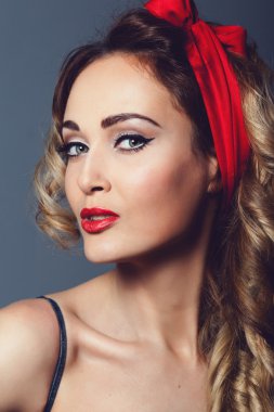 Seksi sarışın kadın portre pin retro kadın kız kadar kırmızı bir capitiumon kafasını