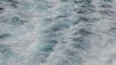 Sakin mavi sularda bir geminin dalgaları 