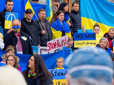 Victoria BC, Kanada - 27 Şubat 2022. Rusya 'nın Ukrayna' daki savaşını protesto gösterileri MÖ Victoria 'daki Legislative Building' in bahçesinde