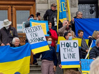 Victoria BC, Kanada - 27 Şubat 2022. Rusya 'nın Ukrayna' daki savaşını protesto gösterileri MÖ Victoria 'daki Legislative Building' in bahçesinde