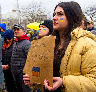 Victoria BC, Kanada - 27 Şubat 2022. Rusya 'nın Ukrayna' daki savaşını protesto gösterileri MÖ Victoria 'daki Legislative Building' in bahçesinde