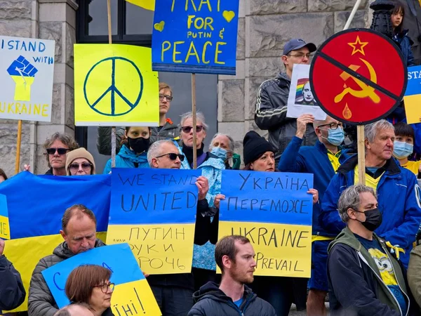 加拿大维多利亚不列颠 2022年2月27日 抗议俄罗斯在乌克兰战争的示威活动 地点在不列颠哥伦比亚省维多利亚市立法大楼的草坪上 — 图库照片