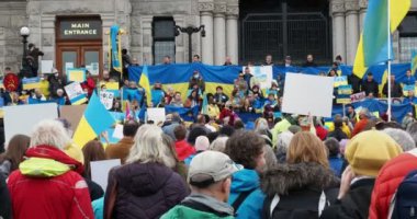 Victoria BC, Kanada - 27 Şubat 2022. Rusya 'nın Ukrayna' daki savaşını protesto gösterileri MÖ Victoria 'daki Legislative Building' in bahçesinde