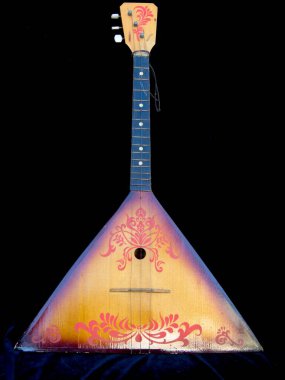 Geleneksel halk teli, müzik aleti Balalaika siyah arka plana karşı