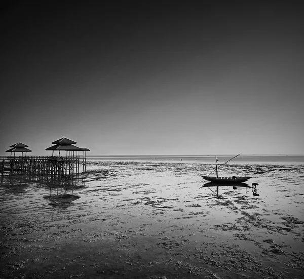 Fisherman activity on receding shore — Stock Photo, Image