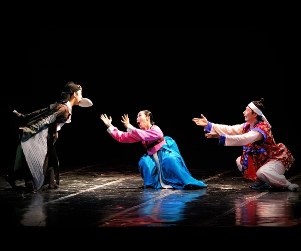 Three performing traditional Busan Korean dance — Stock Photo, Image
