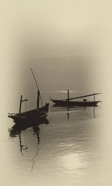 Silhouette of floating boat at shore — Stock Photo, Image