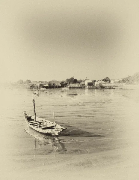 Näkymä haaksirikkoutuneeseen veneeseen vetäytyvällä rannalla — kuvapankkivalokuva