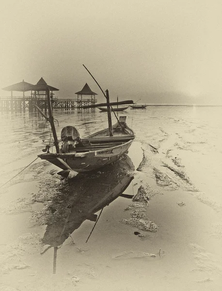 View of wrecked boat at receding shore — Stock Photo, Image