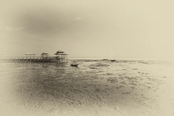 Basık sahilinde wrecked tekne görünümü — Stok fotoğraf