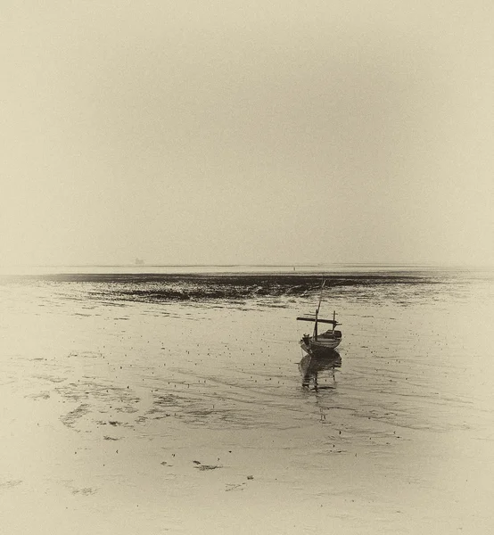 Άποψη του κατεστραμμένου βάρκα στο υποχωρώντας ακτή — Φωτογραφία Αρχείου