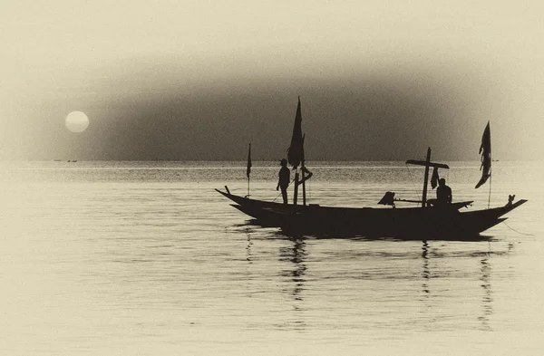 Silhouet van drijvende boot aan wal — Stockfoto