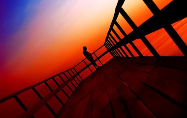 ahşap iskele duran adam silüeti