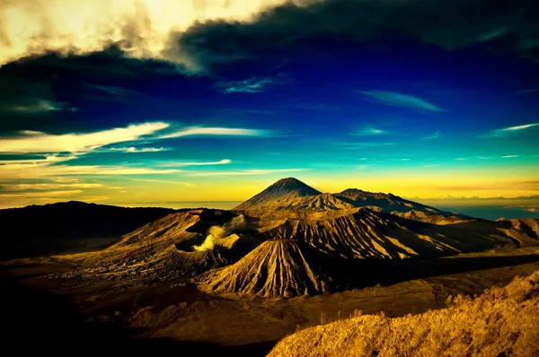 Bromo mountain under cloudy blue sky — Stock Photo, Image