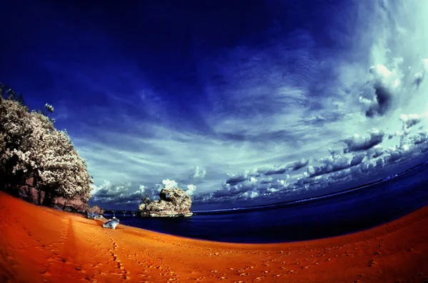 Widok na balekambang plaży i zachmurzonego nieba — Zdjęcie stockowe