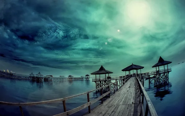 Vista del muelle de madera en la playa bajo el sol brillante — Foto de Stock