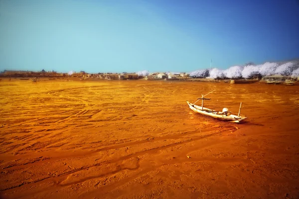 Barco naufragado en la costa en retroceso —  Fotos de Stock