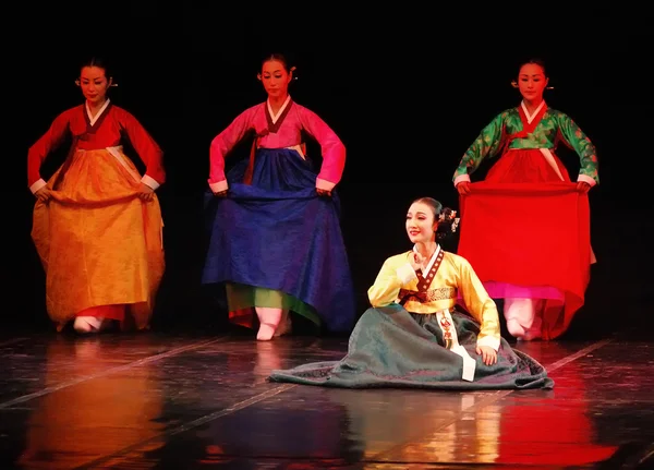 Performance of Busan Korean traditional dance at theatre — Stock Photo, Image