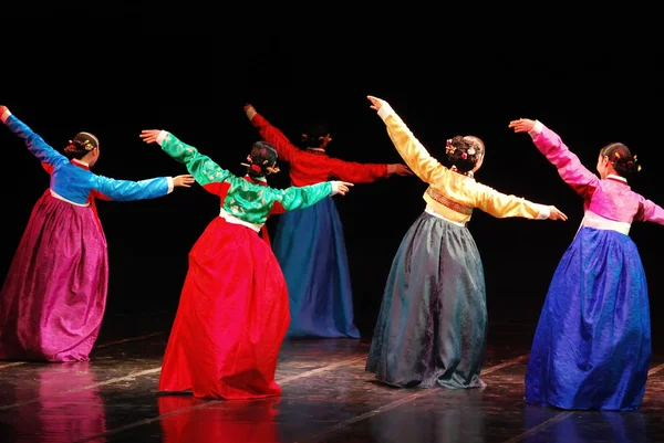 Utförandet av busan koreanska traditionell dans på teater — Stockfoto
