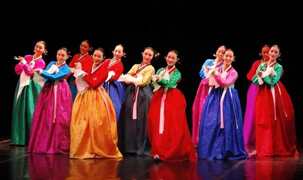 Utförandet av busan koreanska traditionell dans på teater — Stockfoto