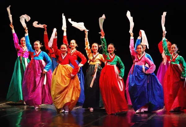 釜山韩国传统舞蹈在剧院的性能 — 图库照片