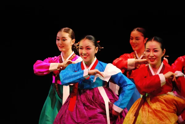 Actuación de la danza tradicional coreana de Busan en el teatro — Foto de Stock