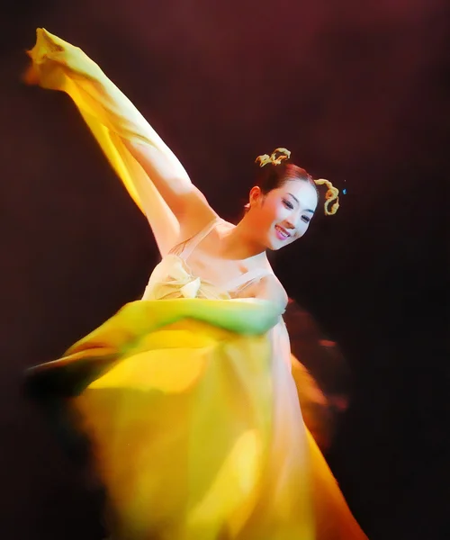 Femmina in abito giallo interprete della danza tradizionale coreana di Busan a teatro Fotografia Stock