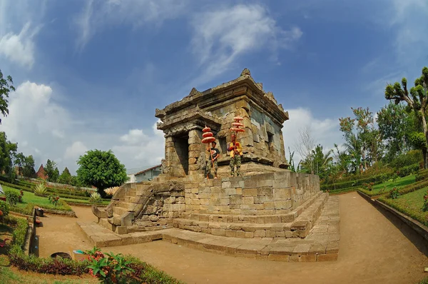 在花园旁边的 badut 寺的视图 — 图库照片