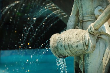 vazo su tutan kadın figürü heykeli