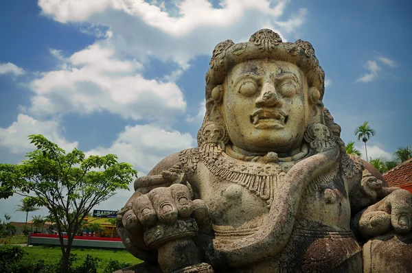 Figura masculina de Estátua de Dwarapala — Fotografia de Stock