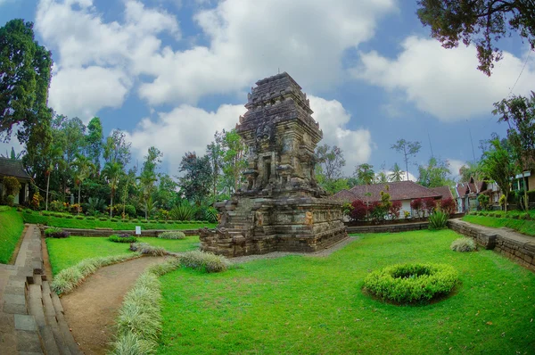 Weergave van kidal tempel naast tuin — Stockfoto