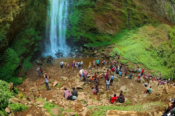Turista se divertindo ao lado da cachoeira — Fotografia de Stock