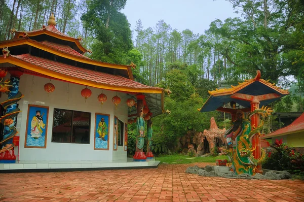 查看旧寺在花园旁边 — 图库照片