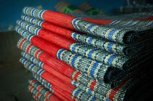 Haufen traditioneller bunter Teppiche — Stockfoto