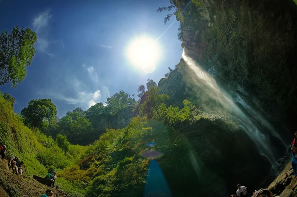 Touriste s'amuser à côté de la cascade — Photo