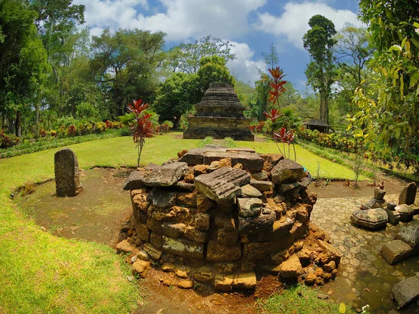 在花园旁边的 sumberawan 寺的视图 — 图库照片