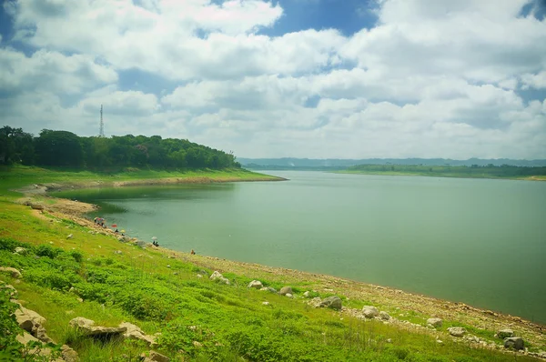 Vista de Sutami Lahor Dam sob o céu azul — Fotografia de Stock