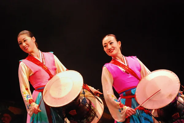 Koreaanse performer spelen traditionele muziekinstrument — Stockfoto